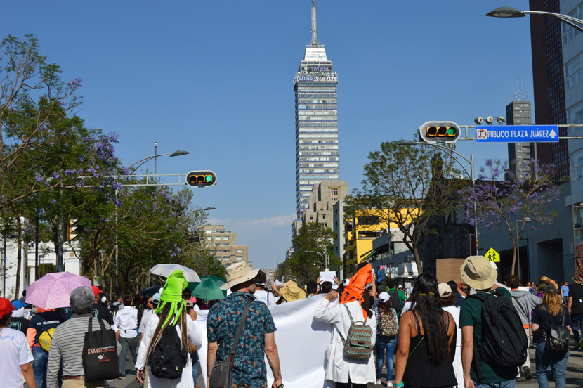 13.-La-Torre-Latinoamericana-se-alza-frente-al-contingente-.jpg