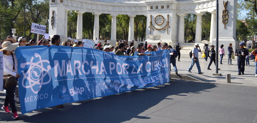 14.-En-el-Hemiciclo-a-Juárez,-las-voces-y-consignas-se-escuchan-fuerte.jpg