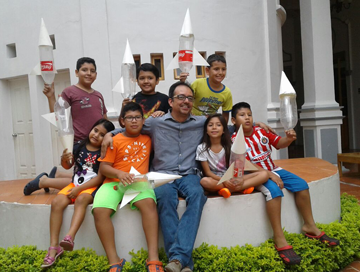 360Emilio-Ruiz-Llaven-y-sus-estudiantes,-durante-un-taller-de-ciencia-y-tecnología.png