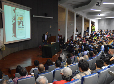 400Gerardo-Herrera-llenó-el-auditorio-José-Adem,-del-Cinvestav,-con-la-presentación-de-su-libro-El-azaroso-arte-del-engaño.jpg