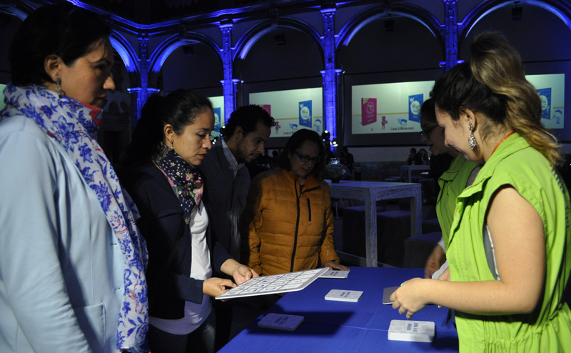 800-Asistentes-a-la-presentación-del-libro-Quiero-oro-y-quiero-plata-y-también-romper-la-piñata-juegan-con-los-materiales-que-incluye-la-guía.jpg