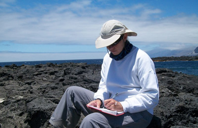 Dra. Gisela Heckel tomando notas en Isla Guadalupe