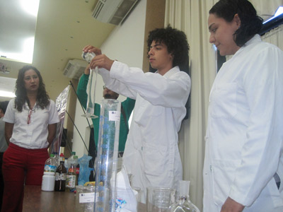 Directora-del-Cecytcol,-Gloria-Marmolejo-en-taller-de-química-2.jpg