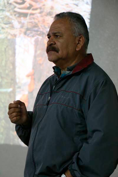 Dr.-Carlos-Ochoa-impartiendo-conferencia-sobre-micología-3-1.jpg