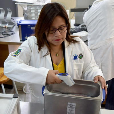 Dra-Mariana-Huerta-Jimenez-manipula-sonicador-de-baño-de-inversion.jpg