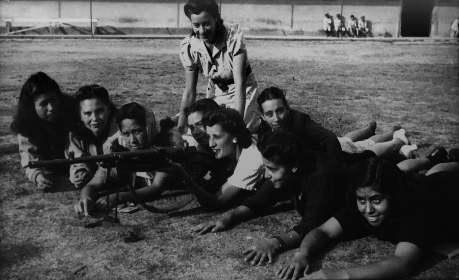 Foto-exhibida-en-el-el-Instituto-Superior-de-Investigación-y-Docencia-para-el-Magisterio-de-Zapopan,-Monraz-sospecha-que-la-mujer-con-la-metralleta-es-Miss-Bell.jpg