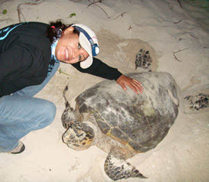 monica con tortuga carey