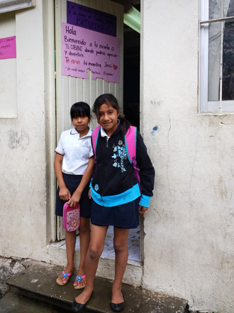 Alumnas de la escuela primaria El Cobano